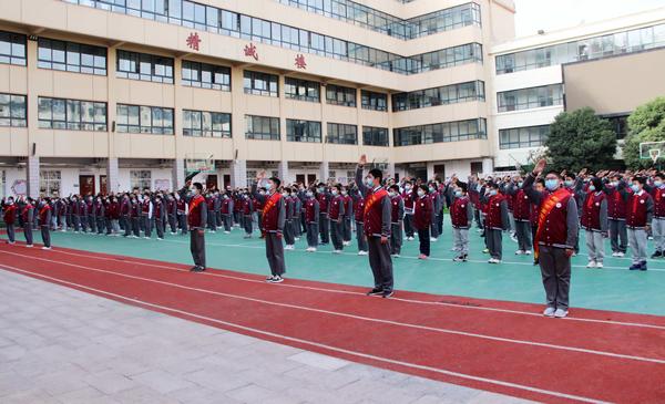 全体同学向国旗敬礼 全体同学向国旗敬礼